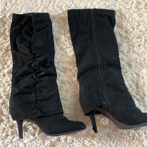Super cute faux suede boots!